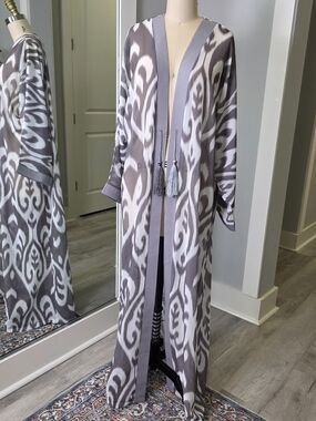 Long Gray & White Patterned Open-Front Kimono Coat with Tassel Tie